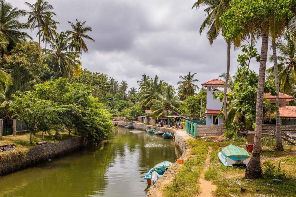 Araliya Blue Beach View Hotel Kudapaduwa Exterior photo