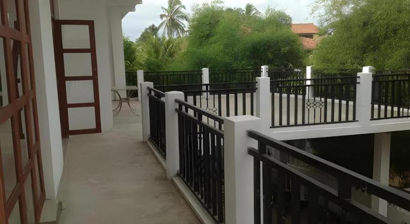 Araliya Blue Beach View Hotel Kudapaduwa Exterior photo